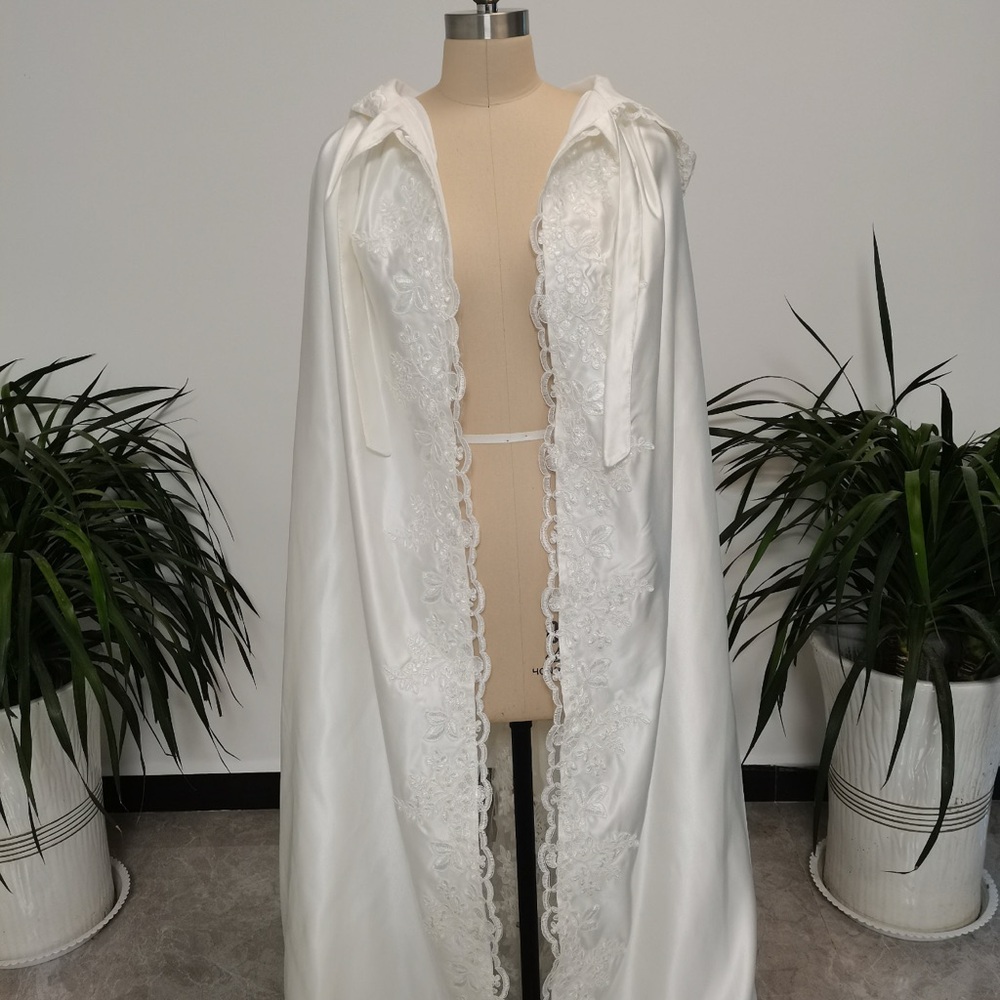Elegant White Lace Trimmed Women's Robe